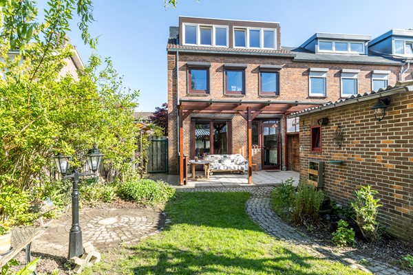 Foto - Te koop: Vlakbij het winkelcentrum in het geliefde, rustige Schaesberg ligt deze charmante, geïsoleerde hoekwoning met een verrassend ruime, multifunctionele zolderverdieping. 